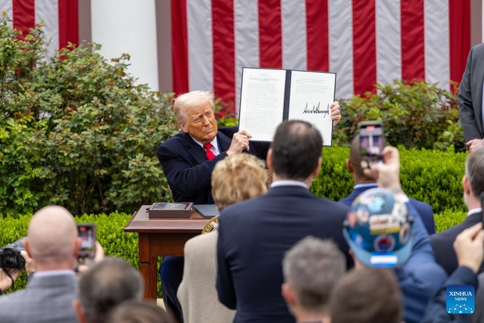 Tổng thống Donald Trump tạm ngừng tăng thuế đối ứng, riêng Trung Quốc bị áp thuế 125%- Ảnh 1. Tổng thống Donald Trump tạm ngừng tăng thuế đối ứng, riêng Trung Quốc bị áp thuế 125%- Ảnh 1.