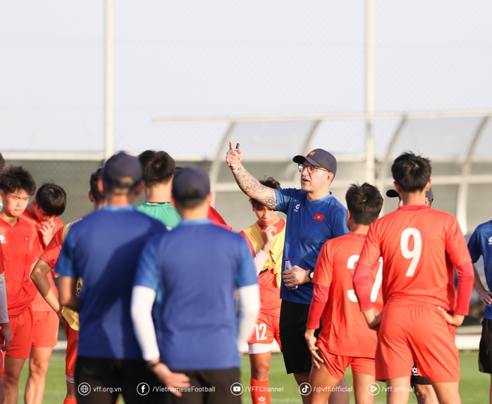 HLV Roland chốt danh sách 23 tuyển thủ U17 Việt Nam dự VCK châu Á 2025- Ảnh 1. HLV Roland chốt danh sách 23 tuyển thủ U17 Việt Nam dự VCK châu Á 2025- Ảnh 1.