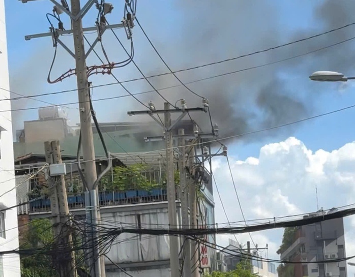 TP HCM: Cháy dữ dội toà nhà 5 tầng là cơ sở nha khoa- Ảnh 2. TP HCM: Cháy dữ dội toà nhà 5 tầng là cơ sở nha khoa- Ảnh 2.