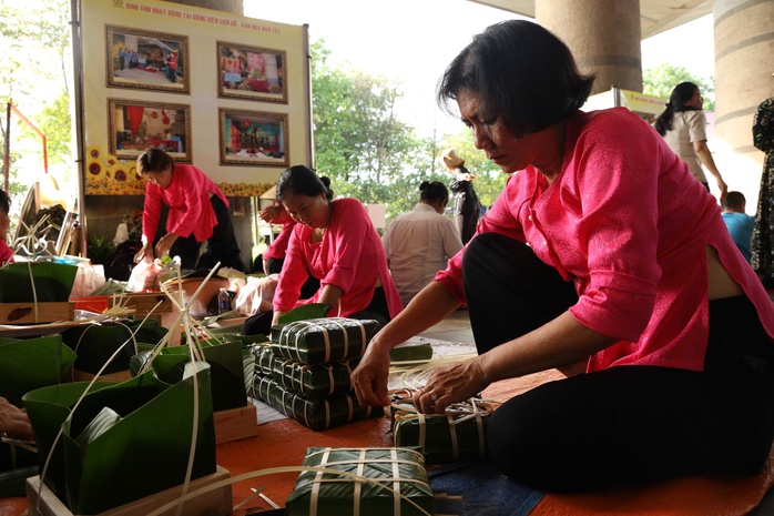 TP HCM: Gói bánh chưng để tưởng nhớ Quốc Tổ Hùng Vương- Ảnh 5. TP HCM: Gói bánh chưng để tưởng nhớ Quốc Tổ Hùng Vương- Ảnh 5.