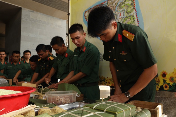 TP HCM: Gói bánh chưng để tưởng nhớ Quốc Tổ Hùng Vương- Ảnh 1. TP HCM: Gói bánh chưng để tưởng nhớ Quốc Tổ Hùng Vương- Ảnh 1.