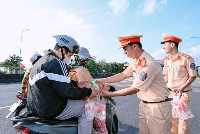 Người lao động từ hồi hợp chuyển sang hạnh phúc khi "bị" CSGT dừng xe- Ảnh 6. Người lao động từ hồi hợp chuyển sang hạnh phúc khi "bị" CSGT dừng xe- Ảnh 6.