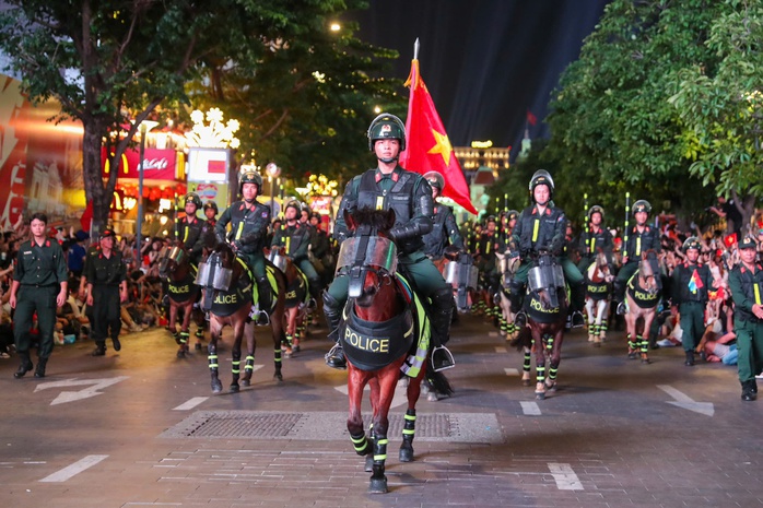 Lực lượng Cảnh sát cơ động kỵ binh giao lưu cùng người dân - Ảnh 2. Lực lượng Cảnh sát cơ động kỵ binh giao lưu cùng người dân - Ảnh 2.