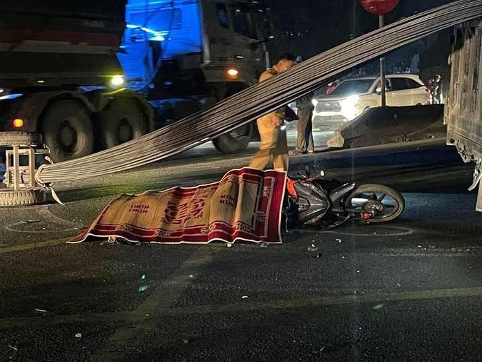Va vào đuôi xe chở sắt thép tự chế, 2 người đi xe máy thương vong- Ảnh 1. Va vào đuôi xe chở sắt thép tự chế, 2 người đi xe máy thương vong- Ảnh 1.