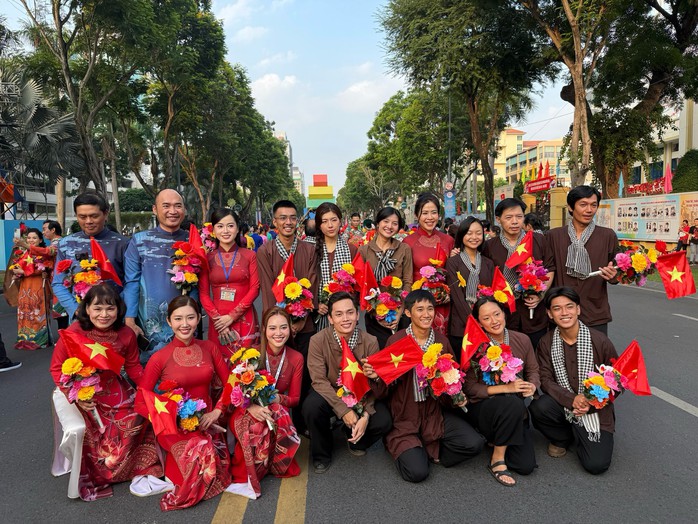 Lan Ngọc, Phương Thanh, Thúy Ngân… hạnh phúc sau diễu hành - Ảnh 11.