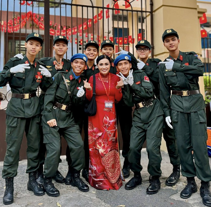 Lan Ngọc, Phương Thanh, Thúy Ngân… hạnh phúc sau diễu hành - Ảnh 2.