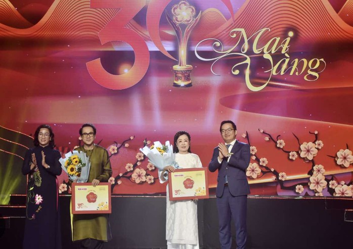 NSND Thu Hiền: "50 năm hát cho Tổ quốc, tôi tự hào là công dân nước Việt" - Ảnh 4.