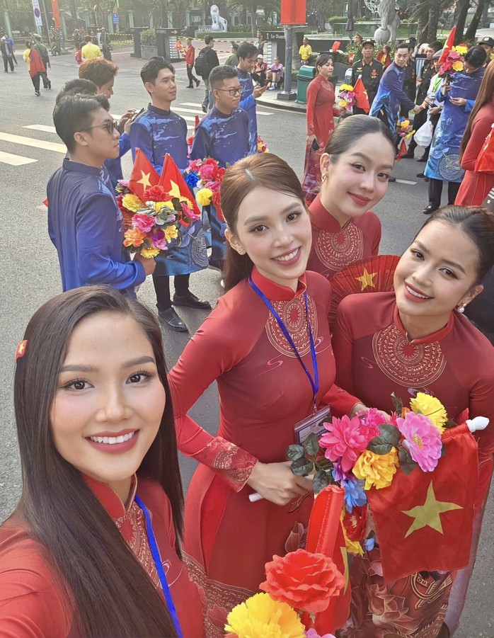 Lan Ngọc, Phương Thanh, Thúy Ngân… hạnh phúc sau diễu hành - Ảnh 10.