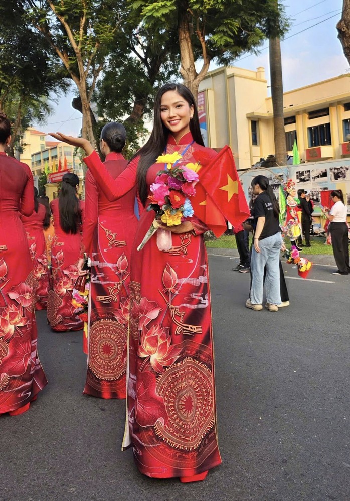 Lan Ngọc, Phương Thanh, Thúy Ngân… hạnh phúc sau diễu hành - Ảnh 4.