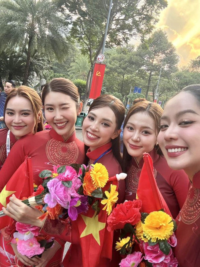 Lan Ngọc, Phương Thanh, Thúy Ngân… hạnh phúc sau diễu hành - Ảnh 9.