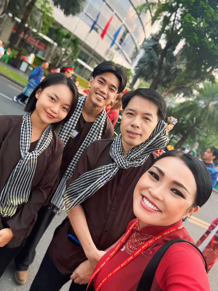 Lan Ngọc, Phương Thanh, Thúy Ngân… hạnh phúc sau diễu hành - Ảnh 1.