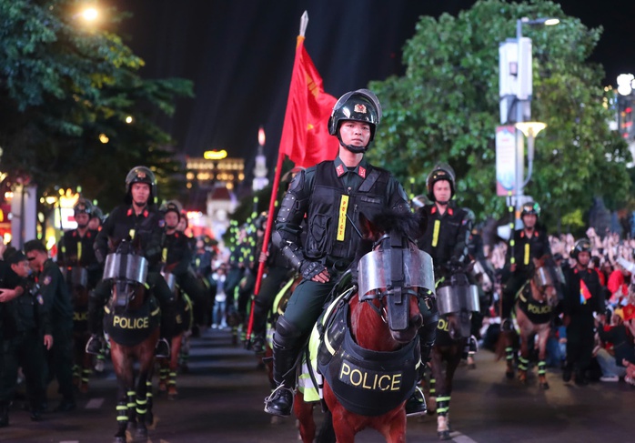 Lực lượng Cảnh sát cơ động kỵ binh giao lưu cùng người dân - Ảnh 1. Lực lượng Cảnh sát cơ động kỵ binh giao lưu cùng người dân - Ảnh 1.