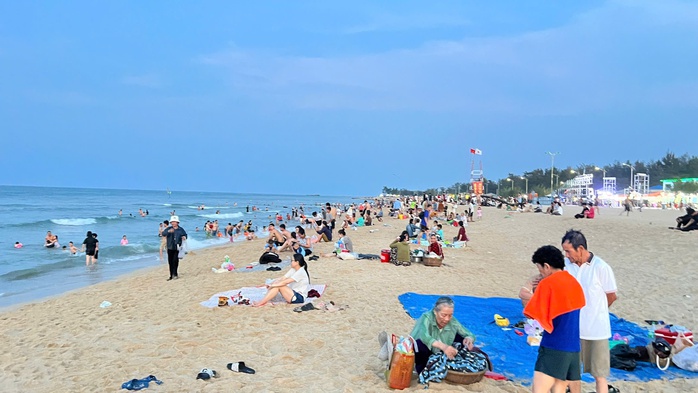 Hình ảnh bất ngờ ở bãi biển Huế trong ngày đầu nghỉ lễ 30-4 - Ảnh 2.