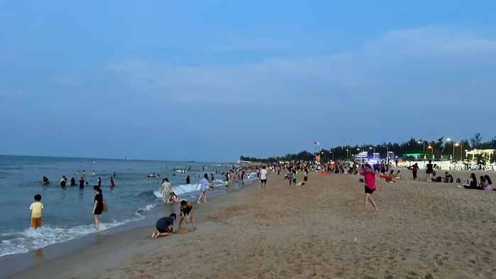 Hình ảnh bất ngờ ở bãi biển Huế trong ngày đầu nghỉ lễ 30-4 - Ảnh 8.