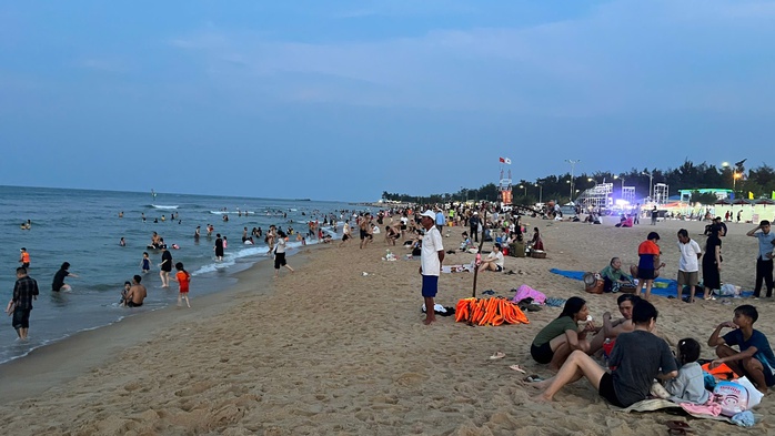 Hình ảnh bất ngờ ở bãi biển Huế trong ngày đầu nghỉ lễ 30-4 - Ảnh 6.