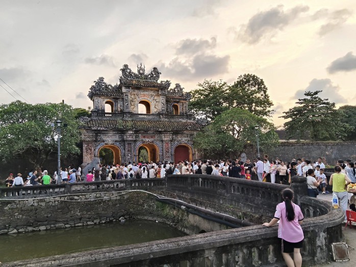Hình ảnh bất ngờ ở bãi biển Huế trong ngày đầu nghỉ lễ 30-4 - Ảnh 10.