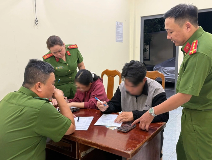 Công an TP HCM triệu tập cặp đôi "diễn sâu" trên mạng xã hội- Ảnh 1. Công an TP HCM triệu tập cặp đôi "diễn sâu" trên mạng xã hội- Ảnh 1.