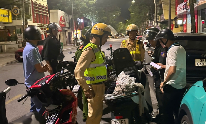 Công an theo dõi mạng xã hội, hóa trang khi tuần tra để chặn đua xe- Ảnh 3. Công an theo dõi mạng xã hội, hóa trang khi tuần tra để chặn đua xe- Ảnh 3.
