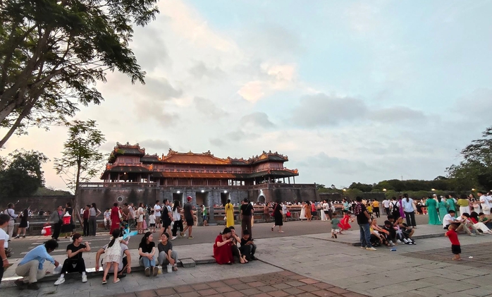 Hình ảnh bất ngờ ở bãi biển Huế trong ngày đầu nghỉ lễ 30-4 - Ảnh 12.