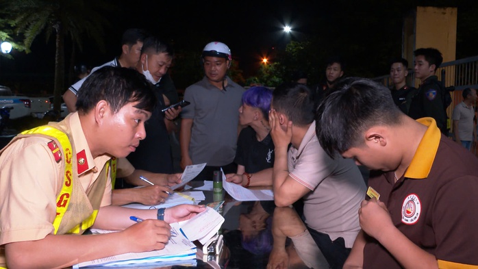 Công an theo dõi mạng xã hội, hóa trang khi tuần tra để chặn đua xe- Ảnh 4. Công an theo dõi mạng xã hội, hóa trang khi tuần tra để chặn đua xe- Ảnh 4.