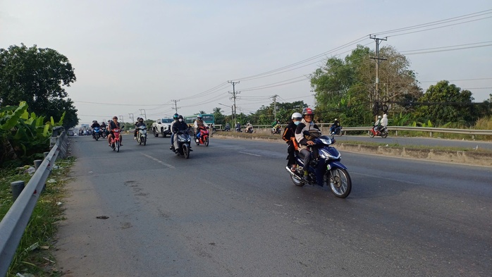 Người lao động từ hồi hợp chuyển sang hạnh phúc khi "bị" CSGT dừng xe- Ảnh 1. Người lao động từ hồi hợp chuyển sang hạnh phúc khi "bị" CSGT dừng xe- Ảnh 1.