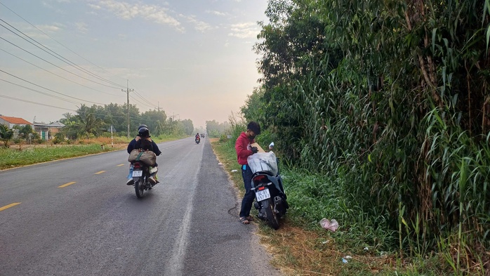 Người lao động từ hồi hợp chuyển sang hạnh phúc khi "bị" CSGT dừng xe- Ảnh 3. Người lao động từ hồi hợp chuyển sang hạnh phúc khi "bị" CSGT dừng xe- Ảnh 3.