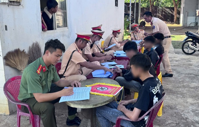 2 nhóm thiếu niên hẹn đua xe trái phép dịp lễ- Ảnh 2. 2 nhóm thiếu niên hẹn đua xe trái phép dịp lễ- Ảnh 2.