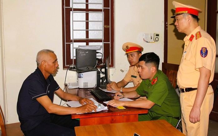 Tạm giữ hình sự người điều khiển xe 3 gác tự chế khiến 2 người thương vong- Ảnh 1. Tạm giữ hình sự người điều khiển xe 3 gác tự chế khiến 2 người thương vong- Ảnh 1.