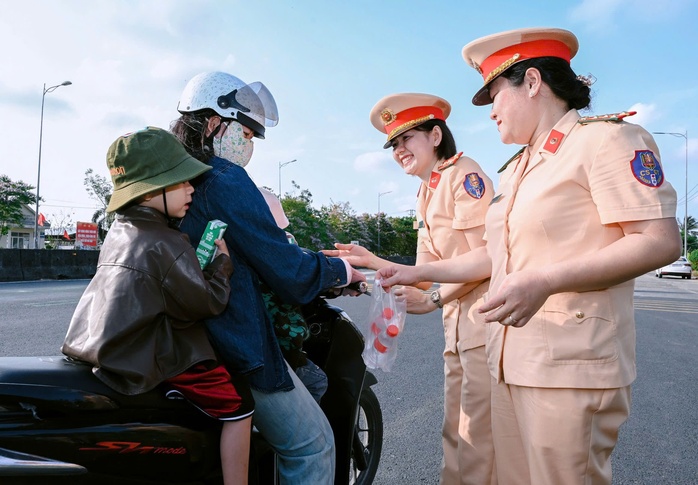 Người lao động từ hồi hợp chuyển sang hạnh phúc khi "bị" CSGT dừng xe- Ảnh 5. Người lao động từ hồi hợp chuyển sang hạnh phúc khi "bị" CSGT dừng xe- Ảnh 5.