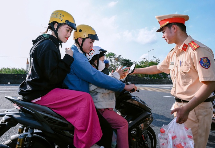 Người lao động từ hồi hợp chuyển sang hạnh phúc khi "bị" CSGT dừng xe- Ảnh 7. Người lao động từ hồi hợp chuyển sang hạnh phúc khi "bị" CSGT dừng xe- Ảnh 7.