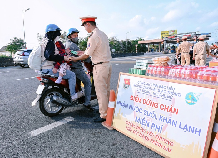 Người lao động từ hồi hợp chuyển sang hạnh phúc khi "bị" CSGT dừng xe- Ảnh 10. Người lao động từ hồi hợp chuyển sang hạnh phúc khi "bị" CSGT dừng xe- Ảnh 10.