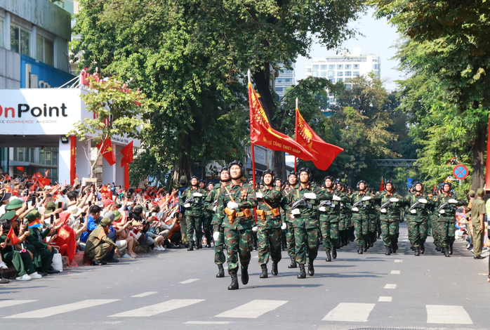 Đại lễ 30-4: Cận cảnh 8 khối hướng 3 đi trong vòng tay nhân dân- Ảnh 4. Đại lễ 30-4: Cận cảnh 8 khối hướng 3 đi trong vòng tay nhân dân- Ảnh 4.