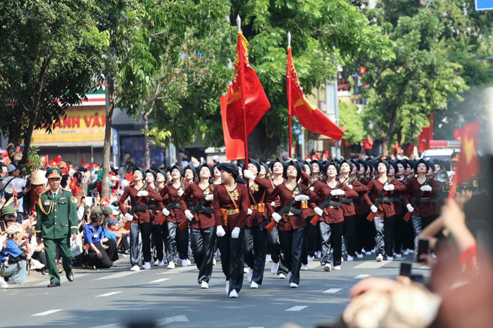 Đại lễ 30-4: Cận cảnh 8 khối hướng 3 đi trong vòng tay nhân dân- Ảnh 24. Đại lễ 30-4: Cận cảnh 8 khối hướng 3 đi trong vòng tay nhân dân- Ảnh 24.