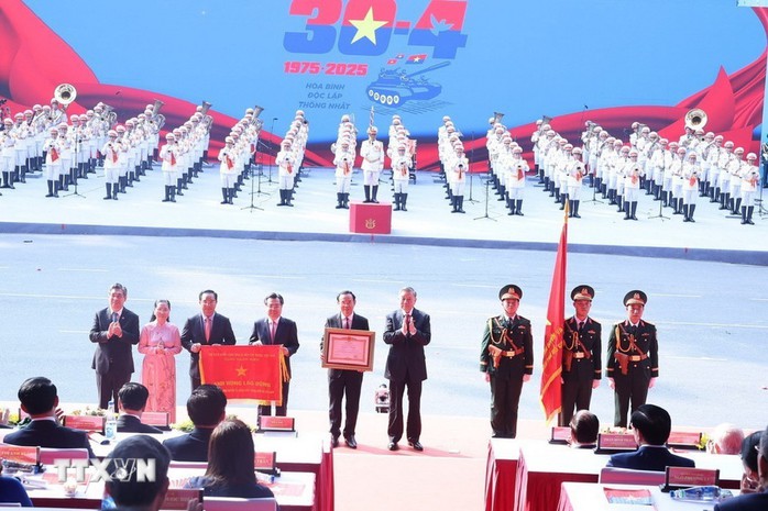 Đảng bộ, chính quyền và nhân dân TP HCM nhận danh hiệu "Anh hùng Lao động"- Ảnh 2. Đảng bộ, chính quyền và nhân dân TP HCM nhận danh hiệu "Anh hùng Lao động"- Ảnh 2.