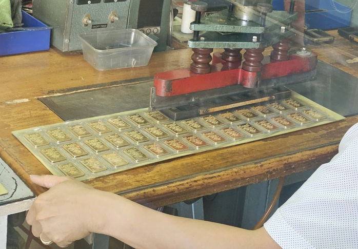 Giá vàng miếng SJC và vàng nhẫn đồng loạt giảm - Ảnh 1.