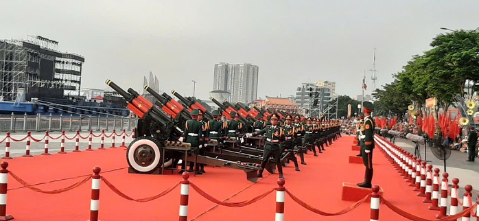 Dàn đại bác khai hoả, Bến Bạch Đằng rộn ràng khí thế- Ảnh 2. Dàn đại bác khai hoả, Bến Bạch Đằng rộn ràng khí thế- Ảnh 2.