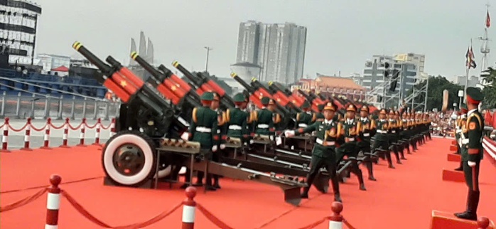 Dàn đại bác khai hoả, Bến Bạch Đằng rộn ràng khí thế- Ảnh 1. Dàn đại bác khai hoả, Bến Bạch Đằng rộn ràng khí thế- Ảnh 1.