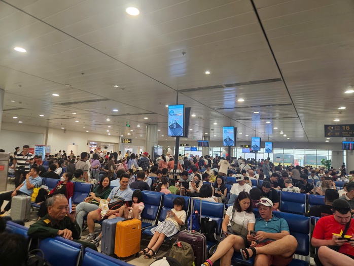 Nhiều chuyến bay bị chậm ở sân bay Tân Sơn Nhất ngày đầu nghỉ lễ 30-4 - Ảnh 1.