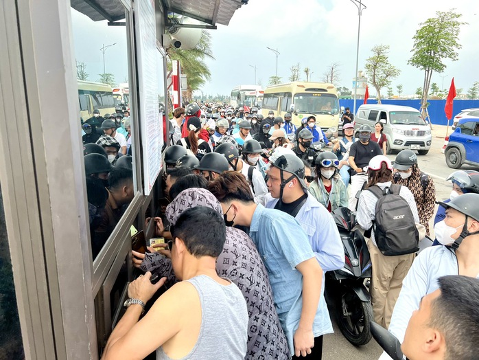 Ô tô, xe máy xếp hàng dài cả cây số chờ qua phà đi Cát Bà- Ảnh 2. Ô tô, xe máy xếp hàng dài cả cây số chờ qua phà đi Cát Bà- Ảnh 2.