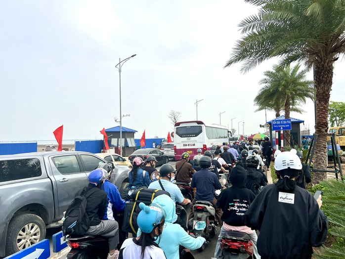 Ô tô, xe máy xếp hàng dài cả cây số chờ qua phà đi Cát Bà- Ảnh 1. Ô tô, xe máy xếp hàng dài cả cây số chờ qua phà đi Cát Bà- Ảnh 1.
