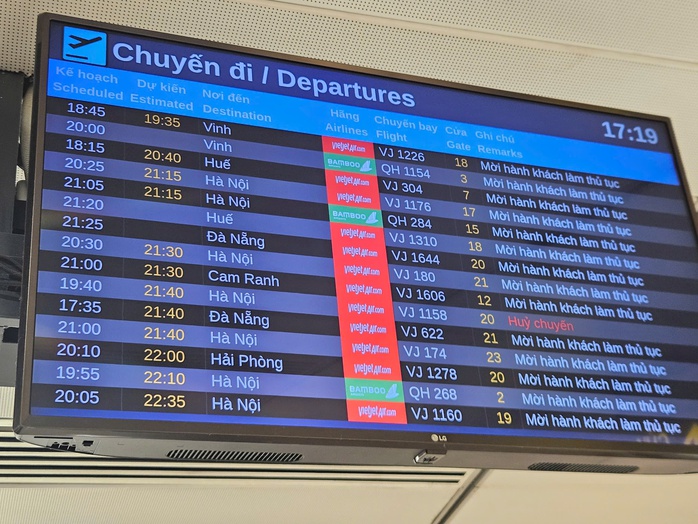 Nhiều chuyến bay bị chậm ở sân bay Tân Sơn Nhất ngày đầu nghỉ lễ 30-4 - Ảnh 4.