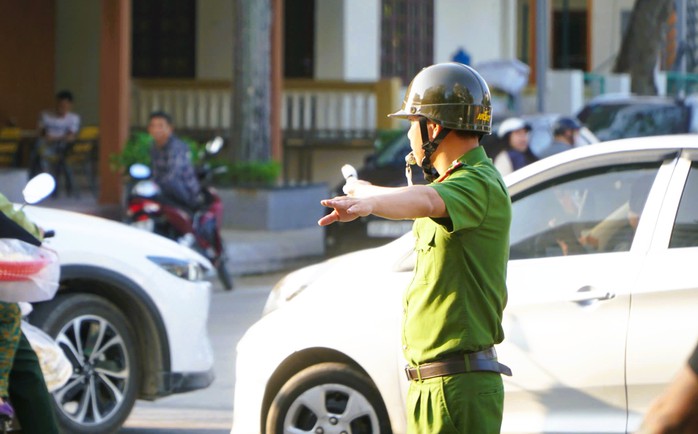 Hình ảnh bất ngờ biển Sầm Sơn ngày đầu kỳ nghỉ lễ 30-4 và 1-5- Ảnh 12. Hình ảnh bất ngờ biển Sầm Sơn ngày đầu kỳ nghỉ lễ 30-4 và 1-5- Ảnh 12.