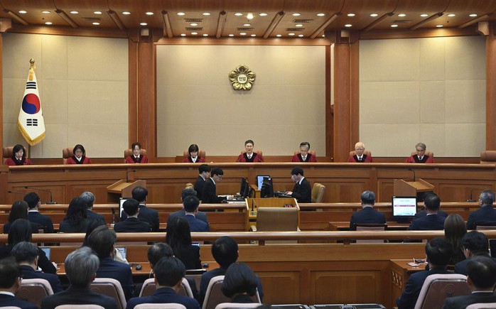 Khung cảnh phiên tòa đưa ra phán quyết phế truất Tổng thống Hàn Quốc Yoon Suk-yeol hôm 4-4. Ảnh: AP Khung cảnh phiên tòa đưa ra phán quyết phế truất Tổng thống Hàn Quốc Yoon Suk-yeol hôm 4-4. Ảnh: AP