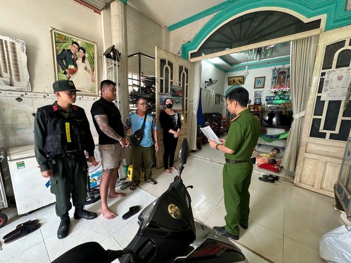 Vụ chặn xe khiến bé trai 2 tuổi bị thương gây phẫn nộ: Một đối tượng có tiền án về tội giết người - Ảnh 1. Vụ chặn xe khiến bé trai 2 tuổi bị thương gây phẫn nộ: Một đối tượng có tiền án về tội giết người - Ảnh 1.