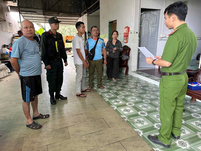 Vụ chặn xe khiến bé trai 2 tuổi bị thương gây phẫn nộ: Một đối tượng có tiền án về tội giết người - Ảnh 3. Vụ chặn xe khiến bé trai 2 tuổi bị thương gây phẫn nộ: Một đối tượng có tiền án về tội giết người - Ảnh 3.