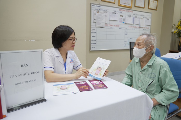 Hạn chế cấp thẻ BHYT giấy từ ngày 1-6- Ảnh 2. Hạn chế cấp thẻ BHYT giấy từ ngày 1-6- Ảnh 2.