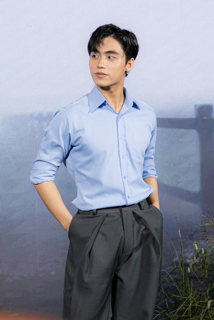 Cả showbiz đến ôm MONO, vắng mỗi anh trai Sơn Tùng M-TP
- Ảnh 2. Cả showbiz đến ôm MONO, vắng mỗi anh trai Sơn Tùng M-TP
- Ảnh 2.