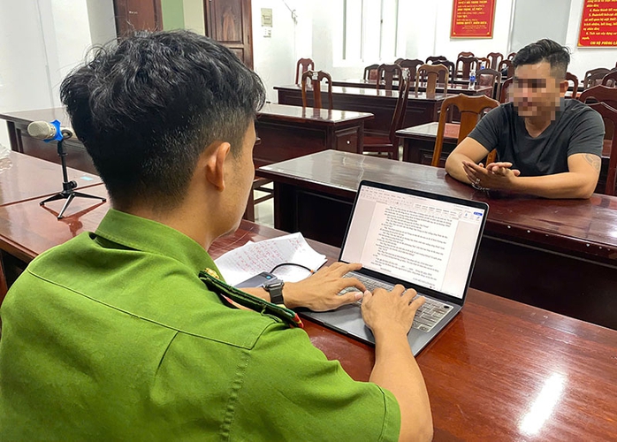 Kinh hãi xe hút bồn cầu vừa xong liền mang đổ ra sông - Ảnh 1. Kinh hãi xe hút bồn cầu vừa xong liền mang đổ ra sông - Ảnh 1.