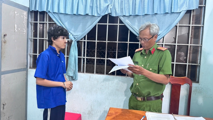 Lời khai của thiếu niên sát hại cùng lúc 2 mẹ con người đàn ông 47 tuổi ở Vĩnh Long- Ảnh 1. Lời khai của thiếu niên sát hại cùng lúc 2 mẹ con người đàn ông 47 tuổi ở Vĩnh Long- Ảnh 1.