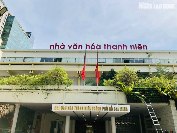 Nhiều trụ sở tại TP HCM treo cờ rủ trong ngày đầu Quốc tang Đại tướng Khamtay Siphandone- Ảnh 2.